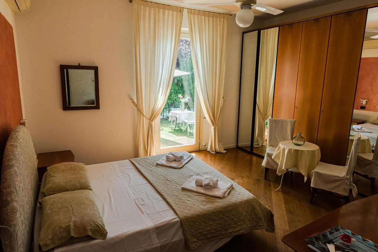 A Casa Di Manu B&B Desenzano del Garda 2*,  Italy